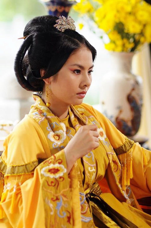 Vân Trang quyền lực với tạo hình hoàng hậu.
